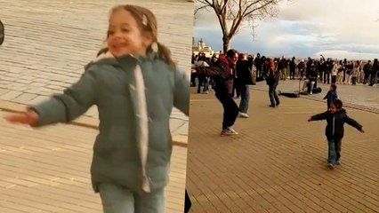 Desconocidos Copian Movimientos De Una Niña Cuando Baila Al Ritmo De La Música Callejera