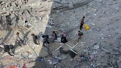 دمار في مخيم الشاطئ شمال غزة بعد قصف جوي إسرائيلي