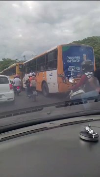 Engavetamento entre três ônibus deixa passageiros feridos na Suburbana