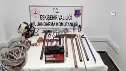 下载视频: Patlayıcıyla kaçak kazı yapan 3 şüpheli suçüstü yakalandı