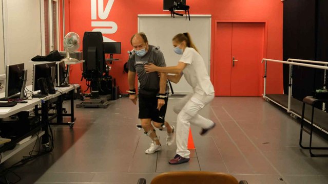 El paciente antes de recibir el neuroimplante.