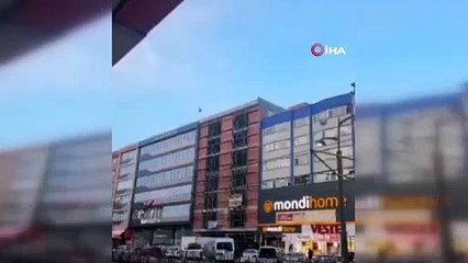 Karga direğe dolanan bayrağı düzeltmeye çalıştı