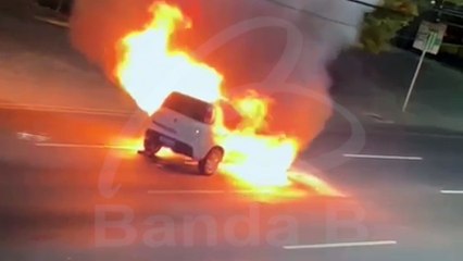Carro pega fogo na Martin Afonso, em Curitiba