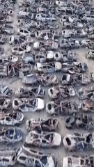 Descargar video: El cementerio de coches calcinados que dejó la masacre en el festival de música de Israel