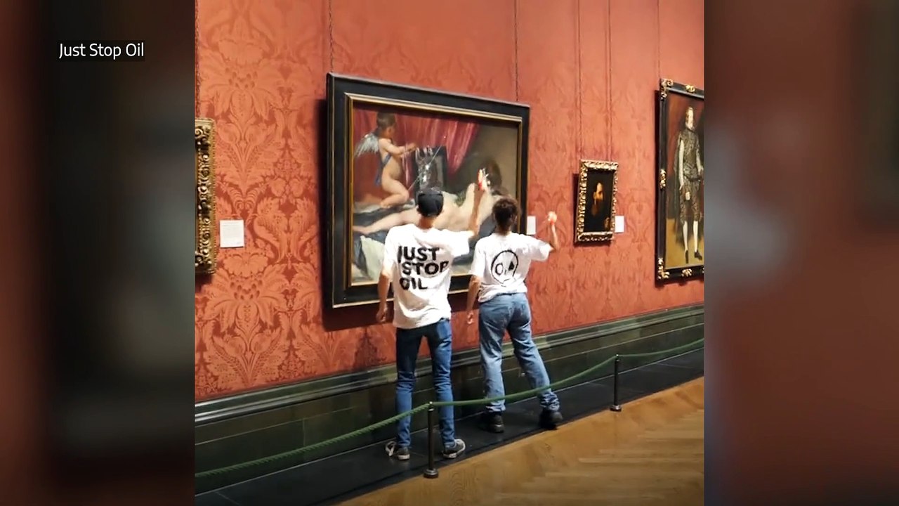 Activistas climáticos rompen a martillazos en Londres el cristal de 'La Venus del espejo', de Velázquez