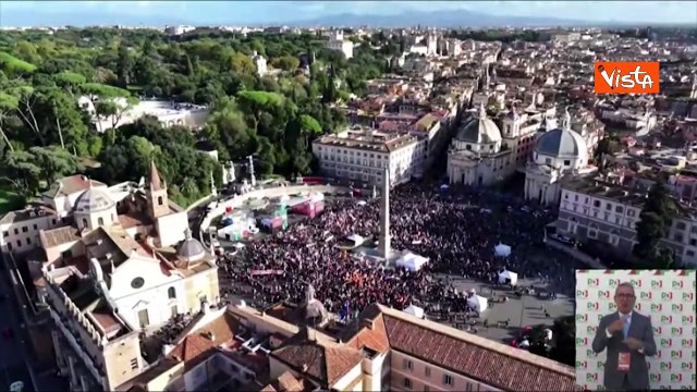 Gualtieri apre la manifestazione del Pd a Piazza del Popolo: L'Italia ? a un bivio