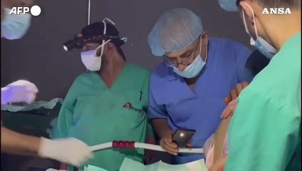 Gaza, l'ospedale di Al-Awda al buio: il personale opera con le torce