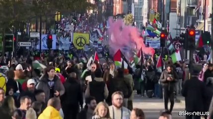 Descargar video: Tensioni e arresti a Londra tra polizia e manifestanti filo palestinesi