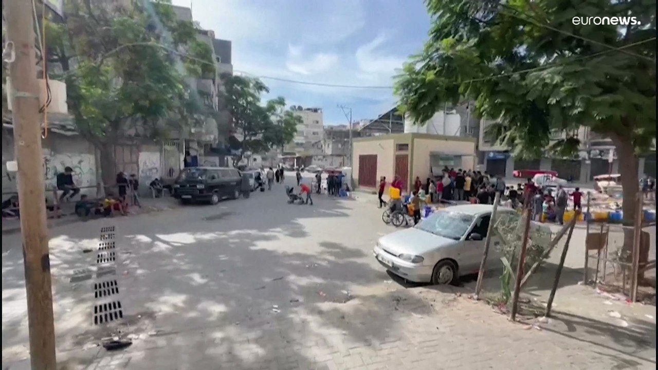 شاهد: الأهالي في غزة يصطفون في طوابير للحصول على الماء