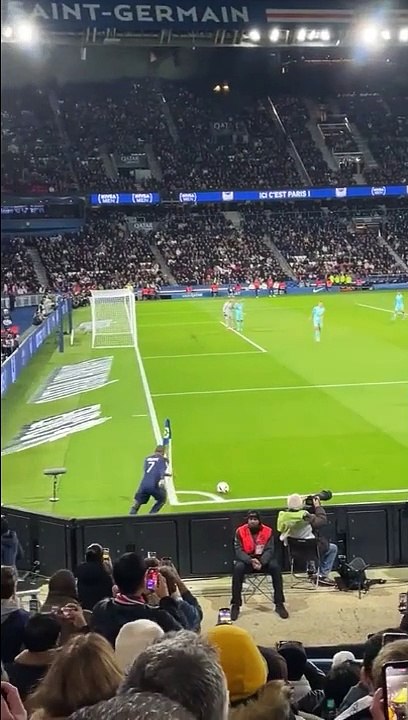 Kylian Mbappé joue un corner rapide et marque en voulant surprendre tout le monde