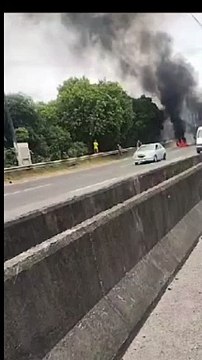 Moradores fecham BR-324 em protesto contra demolição de casas
