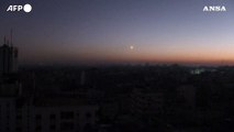 Razzi colpiscono la citta' di Gaza, colonne di fumo si alzano dagli edifici