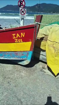 VÍDEO: Ciclone deixa mar grosso e água invade praias em Florianópolis