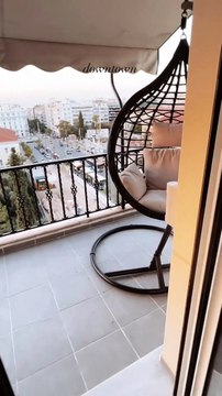 Με κουνιστή καρέκλα, φυτά και το κέντρο στο «πιάτο» - Βίντεο από το διαμέρισμα της Αλεξάνδρας Παναγιώταρου