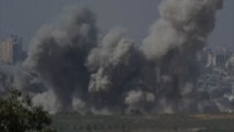 Nuovi raid su Gaza, si alza un'enorme nuvola di fumo