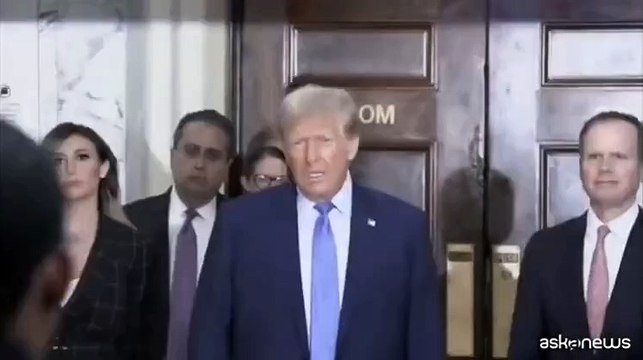 Donald Trump sul banco dei testimoni al processo per frode a New York