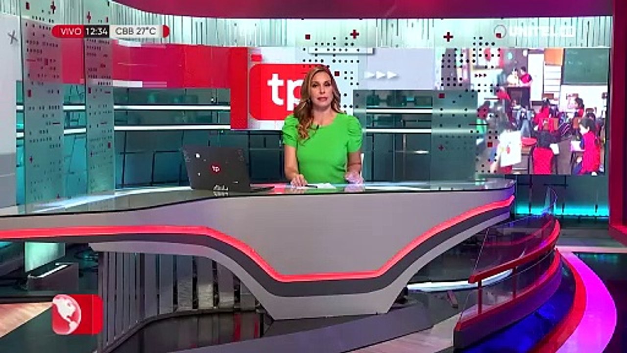 Los estudiantes de dos cursos de una unidad educativa del Plan 4.000 pasan clases en el piso hace un mes