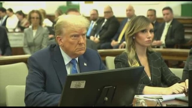 Donald Trump sul banco dei testimoni al processo per frode a New York