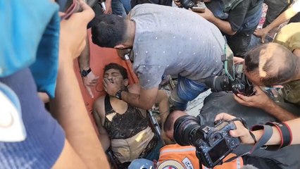 شاهد.. محاولات انتشال الشهداء والجرحى بعد مجزرة للاحتلال في خان يونس