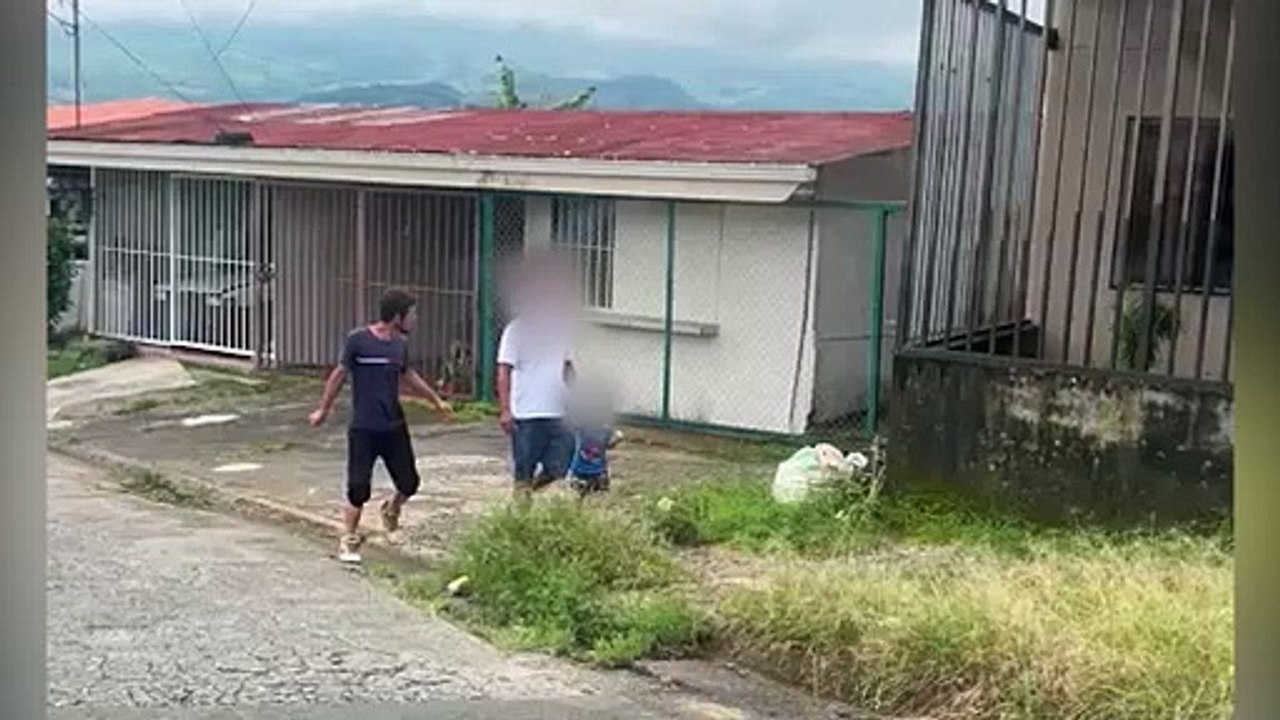 ¡A plena luz del día! Sujeto amenaza con un puñal a hombre que caminaba con un niño