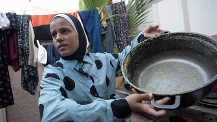 معاناة أسرة نزحت إلى محيط مستشفى الشفاء في غزة