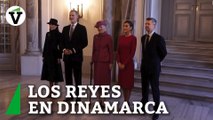 Los Reyes son recibidos por la familia real danesa en Copenhague para una visita de Estado