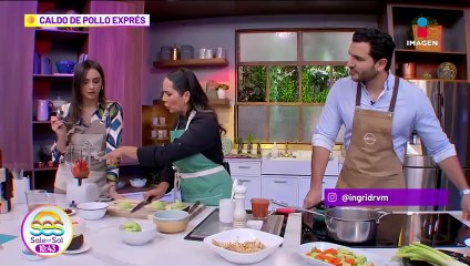 Prepara el más rico Caldo de pollo exprés