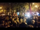 Pamplona se harta de las traiciones de Sánchez y se concentra en masa frente a la sede del PSOE