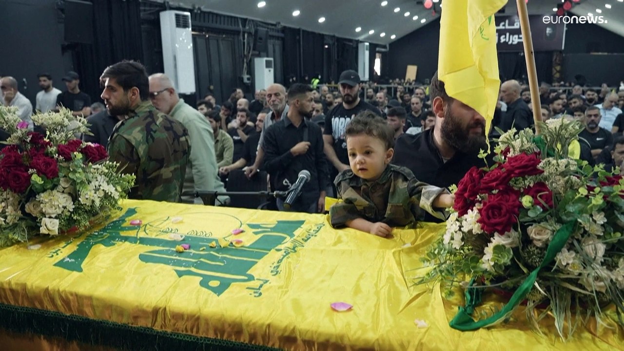 شاهد: في مراسم شعبية.. حزب الله يشيع أحد عناصره غداة مقتله بنيران إسرائيلية