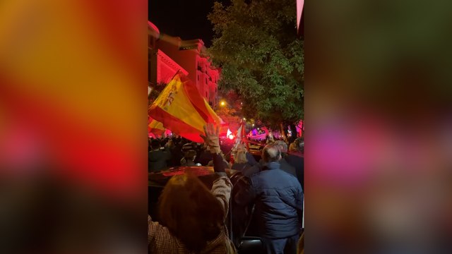 Al grito de ¡A por ellos! continúa la manifestación con miles de personas en Ferraz en contra de la amnistía