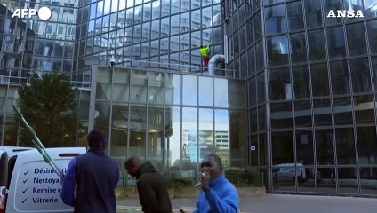 Lo "Spider-Man francese" scala la Total Tower per la pace in Medio Oriente