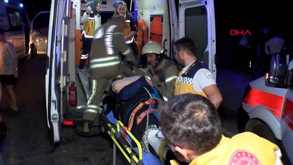 Küçükçekmece'de Kafa Kafaya Çarpışan Otomobil Su Kanalına Uçtu: 6 Yaralı