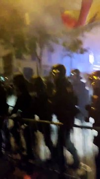 La Policía dispersa con gases lacrimógenos las protestas contra la amnistía en la sede del PSOE en Madrid