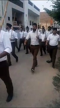 राष्ट्रीय स्वयंसेवक संघ ने किया पथ संचलन, पुष्प वर्षा से स्वागत