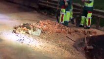 Carga de tijolos que caiu de caminhão é retirada da pista no Trevo Cataratas