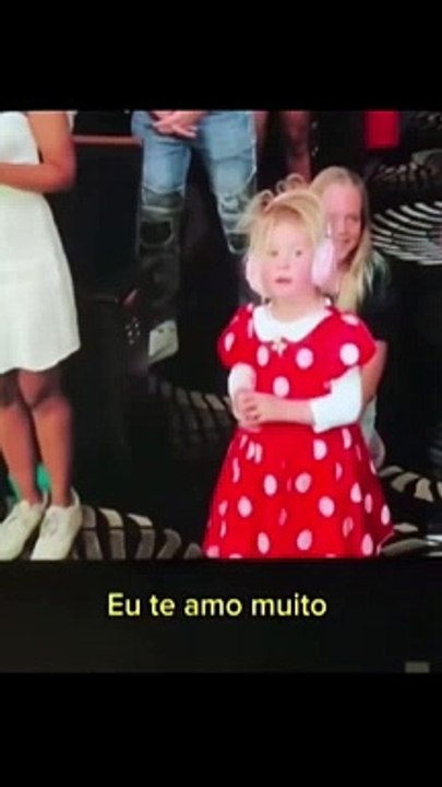 Katy Perry surpreende fãs e mostra o rosto da filha pela primeira vez