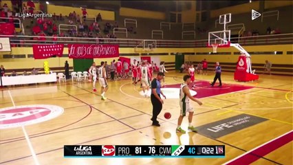 La jugada para el triple de Franco Pennacchiotti que arrimó a Villa Mitre.