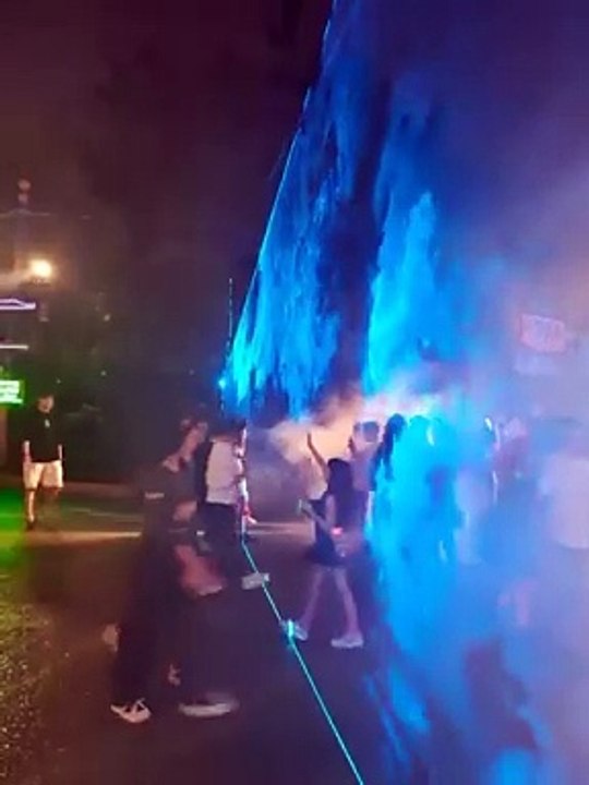  Ce mur virtuel utilisant un laser et de la fumée donne l'impression de traverser un portail