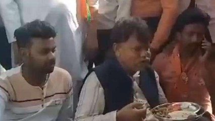 ग्वालियर: जनसंपर्क पर निकले भाजपा प्रत्याशी का अनूठा अंदाज, मांग कर खाया खाना
