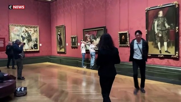 Londres - des écologistes s'en prennent violemment à un tableau de Diego Velázquez