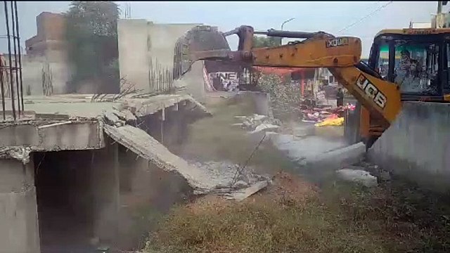 12 दुकानें व एक फैक्ट्री ध्वस्त, तीन बीघा में बसा रहे अवैध कॉलोनी में चला बुलडोजर