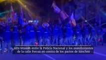 Alta tensión entre la Policía Nacional y los manifestantes de la calle Ferraz en contra de los pactos de Sánchez y la amnistía