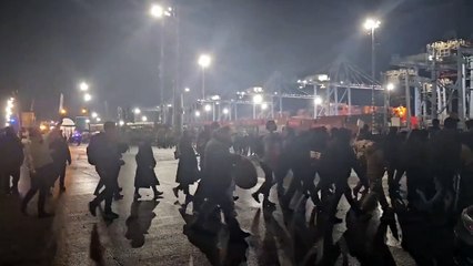 İsrail'e silah taşıyan ABD askeri gemisini engelleyen eylemciler konuştu