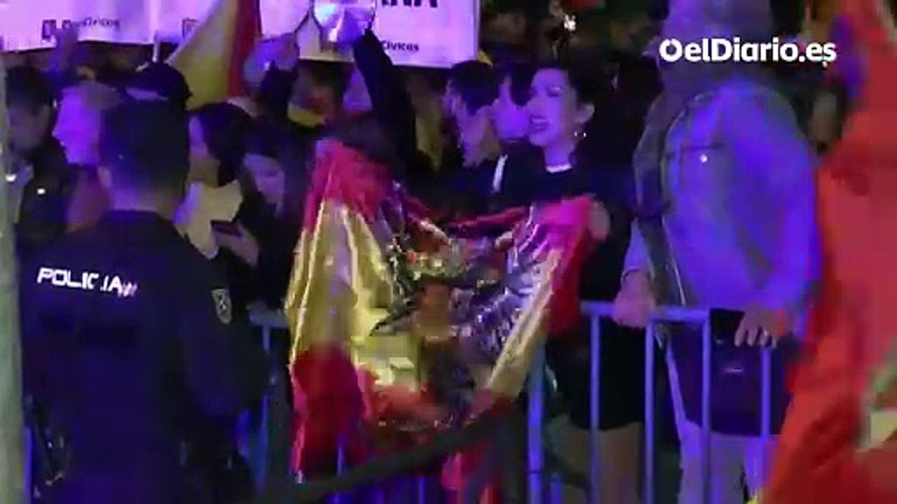 Cientos de ciudadanos y dirigentes de Vox protestan en la sede del PSOE contra la amnistía