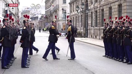 Emmanuel Macron assiste à la relève de la garde devant l’Élysée