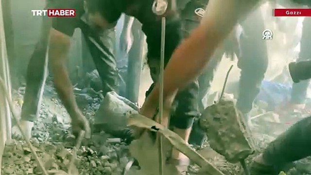 Enkaz altında kalan çocukları elleriyle kazarak kurtardılar