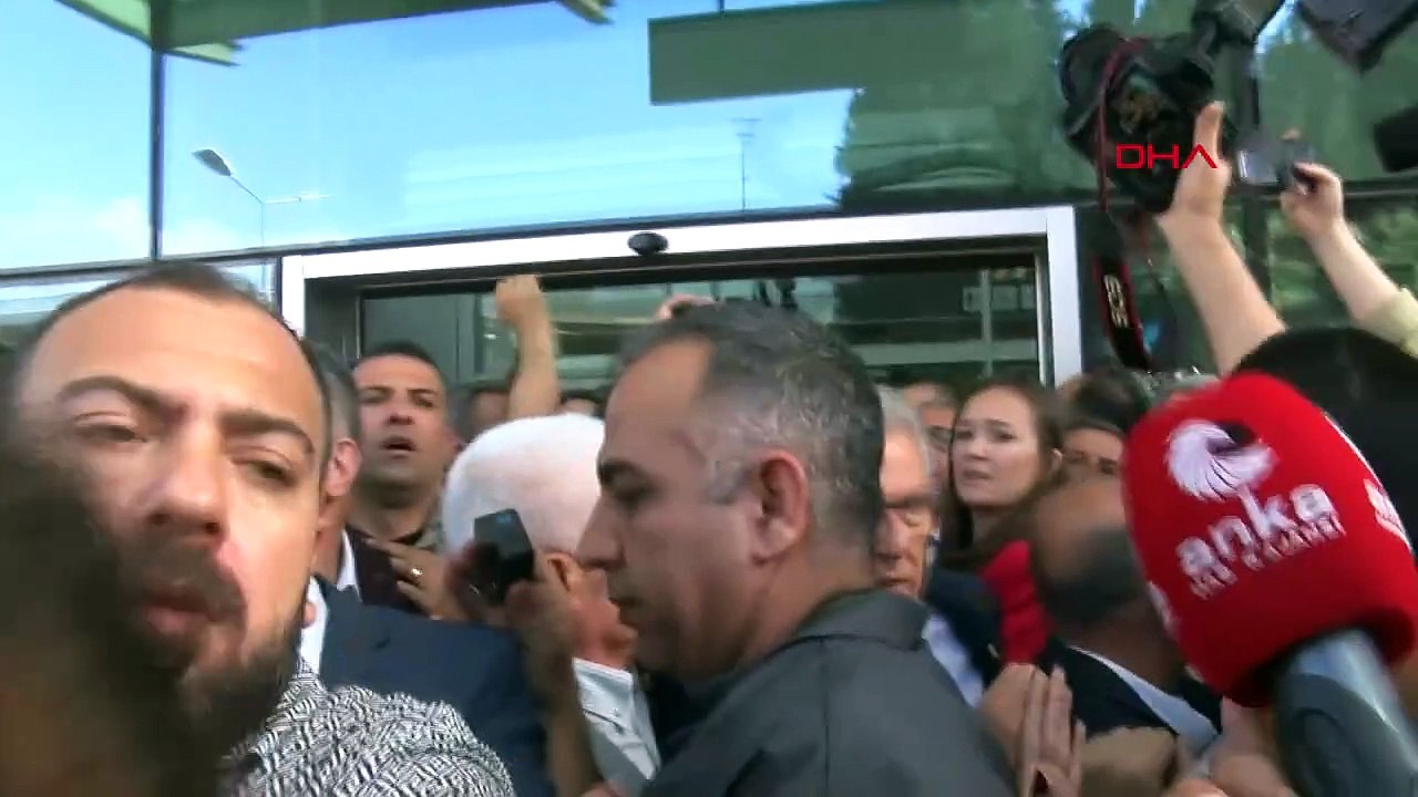 CHP lideri Özgür Özel'i İzmir'de coşkulu bir kalabalık karşıladı! Gazeteciler ve vatandaşlar ezilme tehlikesi yaşadı