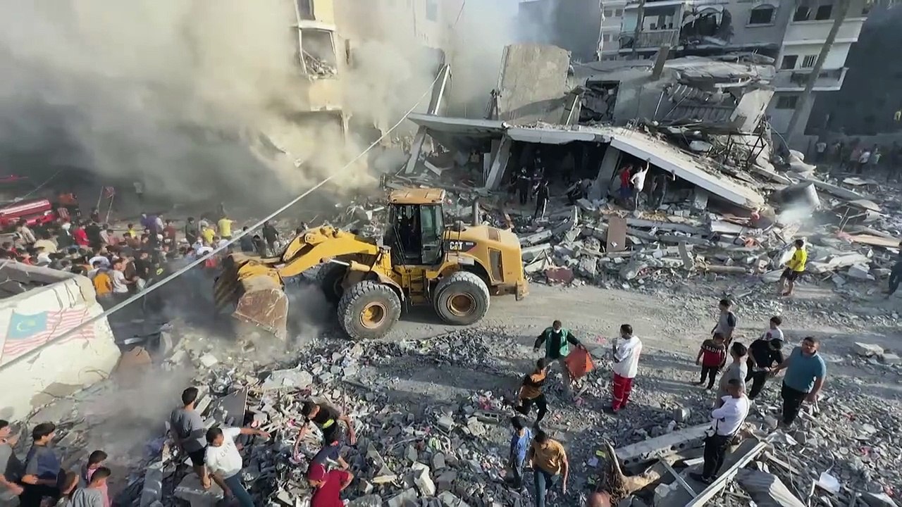 فلسطينيون يبحثون عن ضحايا وسط الأنقاض بعد قصف إسرائيلي على خان يونس