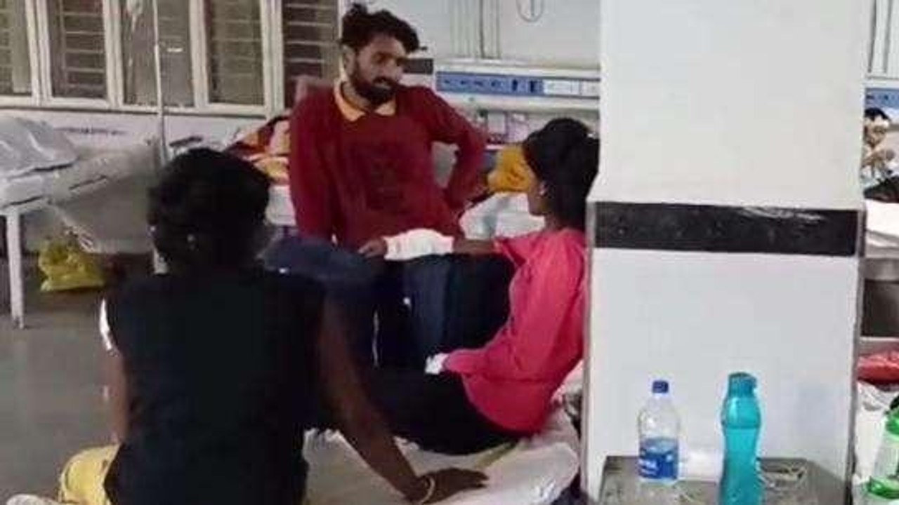 छतरपुर: बाइक को बचाते वक्त टैक्सी पलटी, 5 लोग घायल