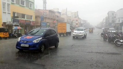 चेन्नई में जमकर बारिश... सडक़ों पर जमा पानी.. देखें वीडियो..